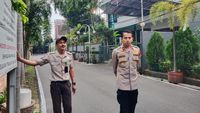 Kapolsek Mampang Patroli Jalan Kaki Cek Rumah Warga Yang Ditinggal Mudik