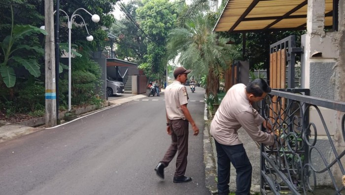 Patroli Berjalan Kaki Kapolsek Mampang Pastikan Keamanan Rumah Warga yang Meninggalkan Kota saat Lebaran