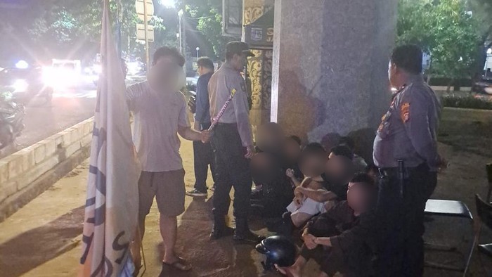 Polsek Pesanggrahan mengamankan 11 pelajar yang konvoi TOTR sambil menyalakan petasan.