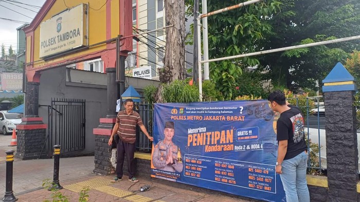Polsek-polsek di Jakarta Barat membuka penitipan kendaraan bagi pemudik.