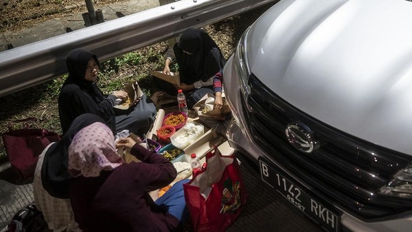 Potret Pemudik Sahur di Pinggir Tol Cikampek