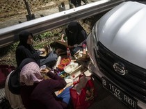 Potret Pemudik Sahur di Pinggir Tol Cikampek