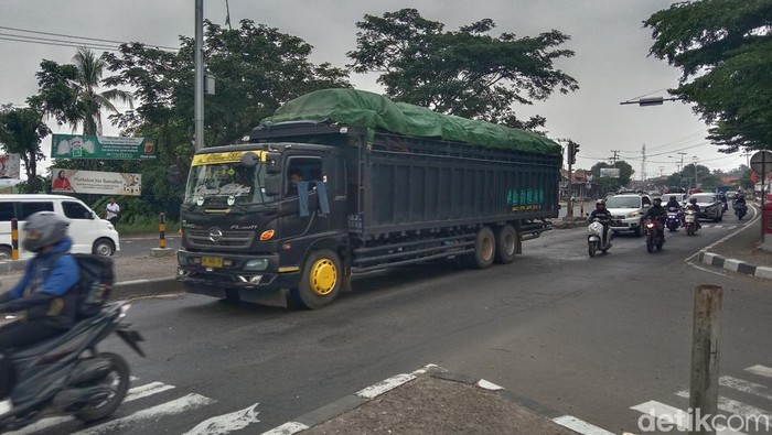 Potret truk muatan barang masih melintas di jalur arteri Kabupaten Indramayu
