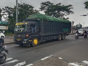 Truk Angkutan Barang Tetap Melintas di Indramayu Meski Dilarang