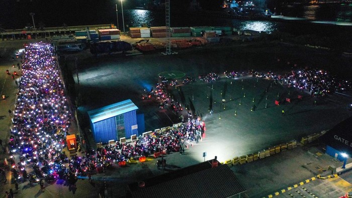 Foto udara pemudik sepeda motor menunggu antrean di Pelabuhan Ciwandan, Cilegon, Banten, Sabtu (6/4/2024) dini hari. PT ASDP Indonesia Ferry (Persero) memprediksi puncak arus mudik kendaraan roda dua di Pelabuhan Ciwandan akan jatuh pada Minggu (7/4) atau H-3 dan Senin (8/4) atau H-2 Lebaran. ANTARA FOTO/ Rivan Awal Lingga/nz