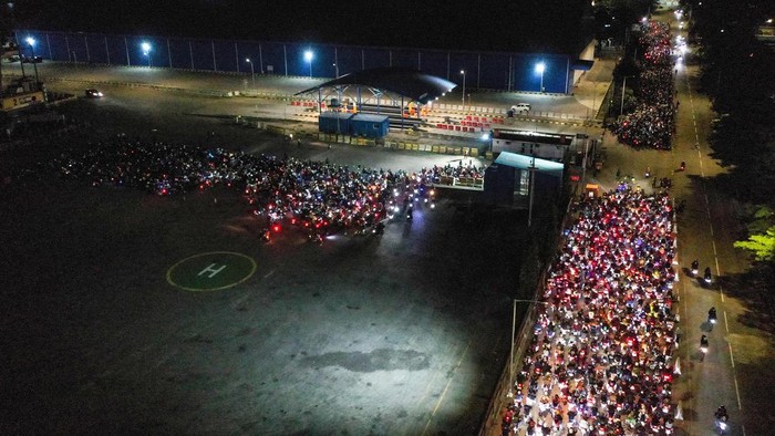 Foto udara pemudik sepeda motor menunggu antrean di Pelabuhan Ciwandan, Cilegon, Banten, Sabtu (6/4/2024) dini hari. PT ASDP Indonesia Ferry (Persero) memprediksi puncak arus mudik kendaraan roda dua di Pelabuhan Ciwandan akan jatuh pada Minggu (7/4) atau H-3 dan Senin (8/4) atau H-2 Lebaran. ANTARA FOTO/ Rivan Awal Lingga/nz