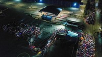 Foto udara pemudik sepeda motor menunggu antrean di Pelabuhan Ciwandan, Cilegon, Banten, Sabtu (6/4/2024) dini hari.