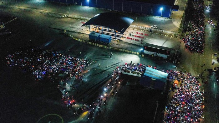 Foto udara pemudik sepeda motor menunggu antrean di Pelabuhan Ciwandan, Cilegon, Banten, Sabtu (6/4/2024) dini hari. PT ASDP Indonesia Ferry (Persero) memprediksi puncak arus mudik kendaraan roda dua di Pelabuhan Ciwandan akan jatuh pada Minggu (7/4) atau H-3 dan Senin (8/4) atau H-2 Lebaran. ANTARA FOTO/ Rivan Awal Lingga/nz