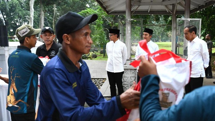 Bantuan Sembako Presiden Jokowi Hangatkan Hati Warga Ojol di Istana Bogor