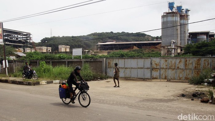 Veri Sanovri, pemudik asal Serpong, Tangerang Selatan melintas di jalan lingkar luar Kota Cilegon, Banten, Sabtu (6/4/2024). Ia melakukan perjalanan mudik ke kampung halaman di Palembang dengan jarak tempuh lebih dari 600 km. Mudik menggunakan sepeda tersebut pernah ia lakukan pada 2022.