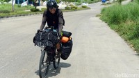 Dia tetap tersenyum meski mudik dengan sepeda itu hanya dilakukan seorang diri.  