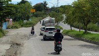 Veri Sanovri melintas di antara mobil yang mudik lebaran 2024.  
