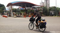 Veri Sanovri melintas di jalan lingkar luar Kota Cilegon, Banten, Sabtu (6/4/2024).