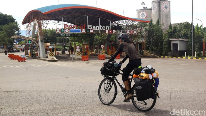 Veri Sanovri, pemudik asal Serpong, Tangerang Selatan melintas di jalan lingkar luar Kota Cilegon, Banten, Sabtu (6/4/2024). Ia melakukan perjalanan mudik ke kampung halaman di Palembang dengan jarak tempuh lebih dari 600 km. Mudik menggunakan sepeda tersebut pernah ia lakukan pada 2022.