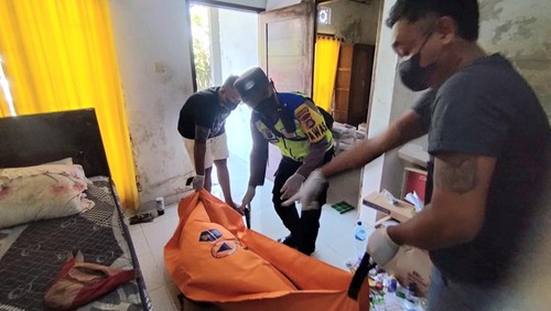 Proses evakuasi mayat pria di rumah kontrakan di Perumahan Segara Tojan Permai, Banjar Tojan, Desa Pering, Blahbatuh, Gianyar, Sabtu (6/4/2024). (Foto: Dok. Polsek Blahbatuh).
