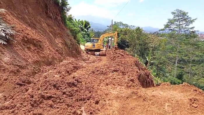 Proses pencarian korban longsor dan evakuasi material tanah longsor di Watumalang, Wonosobo, Sabtu (6/4/2024).