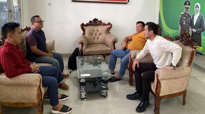 Proses penyerahan tersangka ke Kejari Lubuklinggau.