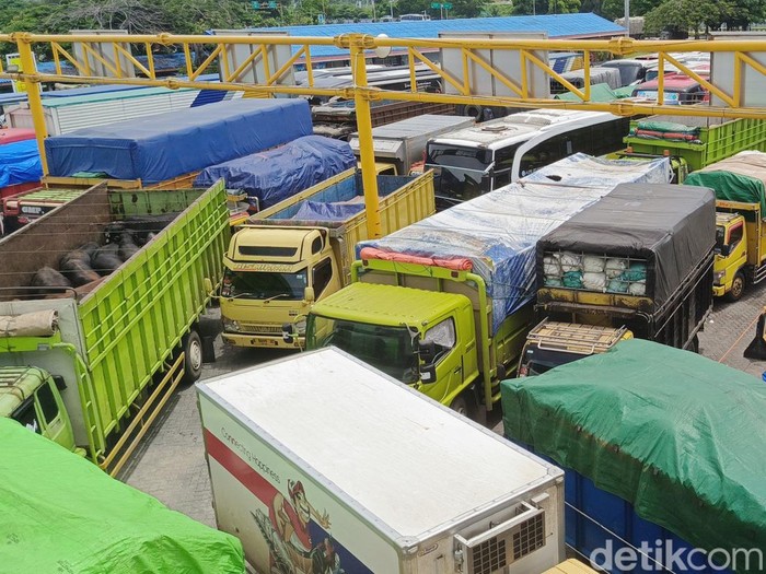 Puluhan sopir truk mengamuk usai 15 jam terjebak di Pelabuhan Bakauheni