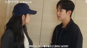 Kira-kira apa yang terjadi di adegan ini ya? Kenapa Hong Hae In pake topi seolah mau menyembunyikan diri dan menyelinap gitu... (Foto: dok. tvN)