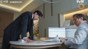 Di sisi lain Yoon Eun Seong makin termakan obsesinya terhadap Hong Hae In. Dia sampai datangi dokter pribadi Hong Hae In buat cari tahu soal penyakit cewek yang dia sukai itu. (Foto: dok. tvN)