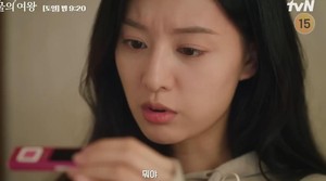 Hong Hae In akhirnya menyadari sesuatu dari iPod yang ditemukannya di episode terdahulu! Rahasia baru akan terungkap? (Foto: dok. tvN)