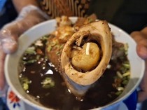 Slurpp! Sedapnya Rawon Sumsum dengan Kuah Keluak Pekat Berempah