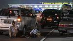 Rest Area Penuh, Pemudik Salat Subuh di Pinggir Tol