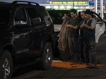 Rest Area Penuh, Pemudik Salat Subuh di Pinggir Tol