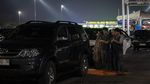 Rest Area Penuh, Pemudik Salat Subuh di Pinggir Tol