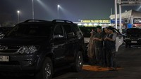 Pemudik melaksanakan salat subuh di pinggir tol, kawasan Gerbang Tol Cikampek Utama, Karawang, Jakarta, Sabtu (6/4/2024).