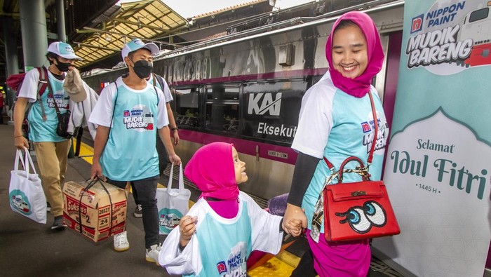 Mudik atau pulang kampung untuk merayakan kegembiraan Hari Raya Idul Fitri bersama keluarga menjadi tradisi tahunan. Begitu juga yang dirasakan para mitra tukang dan mandor bangunan ini.