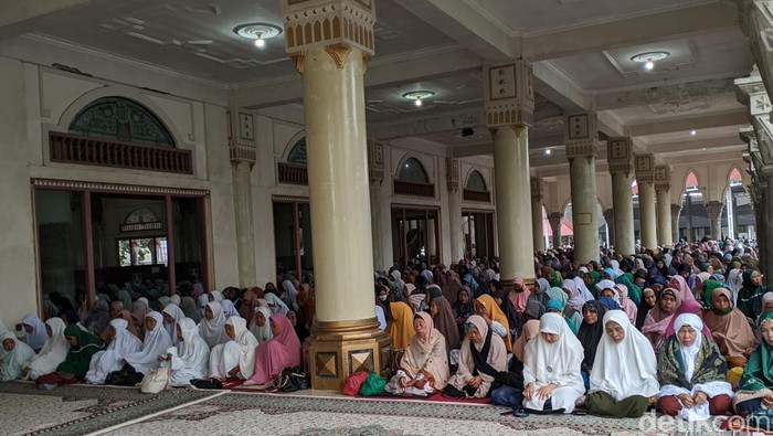 Ribuan warga mengikuti Ijtima Ramadan untuk menyambut malam Lailatul Qadar di Masjid Jami Mahad Darul Quran wal Hadits, Ponpes Syaikh Zainuddin NW Anjani, Lombok Timur, Sabtu (6/4/2024). (Foto: Ahmad Viqi/detikBali)