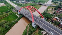 Foto udara sejumlah kendaraan dari arah Jakarta melintas di Jembatan Kalikuto Tol Batang-Semarang, Jawa Tengah, Sabtu (6/4/2024).