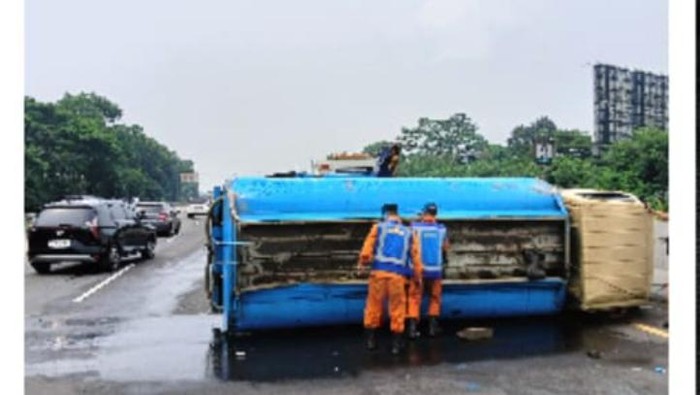 Kecelakaan Fatal di Tol Jagorawi: Truk Tangki Terbalik, Basahi Jalan dengan Aliran Air