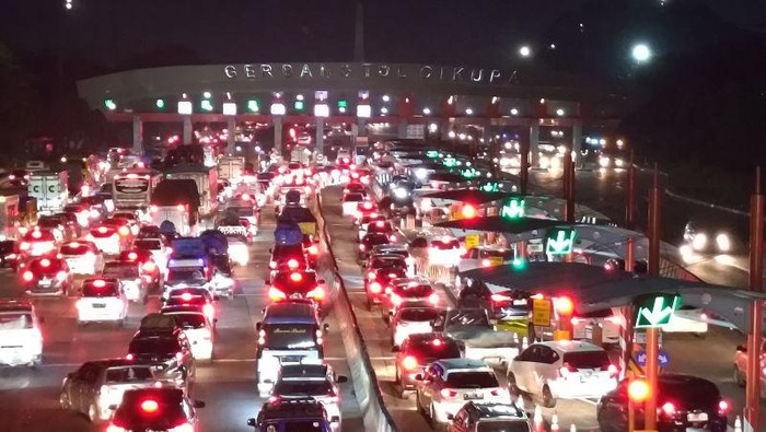 Lonjakan Lalu Lintas Mendekati Lebaran: Antrean Kendaraan Membeludak di Gerbang Tol Cikupa Arah Merak