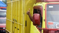 Ada juga yang tersenyum sambil mengacungkan jepolnya. 