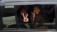 Beberapa pemudik melempar senyuman dari dalam mobilnya, Sabtu (6/4/2024). Padahal mobil yang ditumpanginya terjebak macet di Tol Merak, Banten.