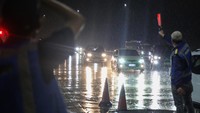 Korlantas Polri mulai menerapkan sistem satu arah (one way) dari KM 72 ruas Jalan Tol Cipali sampai dengan KM 414 GT Kalikangkung ruas Jalan Tol Semarang-Batang pada Jumat (5/4) dimulai pukul 21.30 WIB.