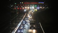 Sejumlah kendaraan melaju saat pemberlakuan satu arah di Jalan Tol Semarang-Batang via Gerbang Tol (GT) Kalikangkung, Semarang, Jawa Tengah, Jumat (5/4/2024).