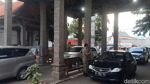 Situasi pintu keluar Pelabuhan Gilimanuk yang didominasi wisdom yang mengendarai mobil pribadi, Sabtu (6/4/2024). (Foto: I Putu Adi Budiastrawan/detikBali)