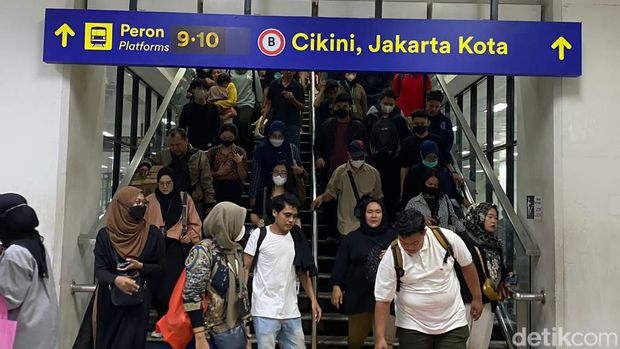 Stasiun Manggarai tetap ramai meski sejumlah orang sudah mudik pulang ke kampung halaman. Mereka mengaku berlibur di masa libur lebaran ini. (Tina S/detikcom)
