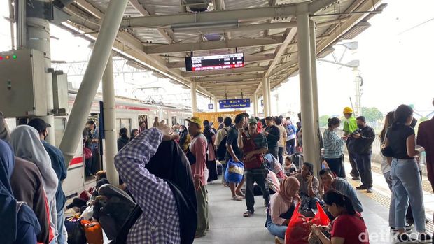 Stasiun Manggarai tetap ramai meski sejumlah orang sudah mudik pulang ke kampung halaman. Mereka mengaku berlibur di masa libur lebaran ini. (Tina S/detikcom)