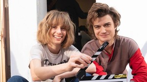 Maya Hawke dan Joe Keery dalam kostum karakter mereka di Stranger Things 5. Ini jadi foto yang paling awal dirilis dari lokasi syuting. (Foto: dok. Instagram @strangerthingstv)