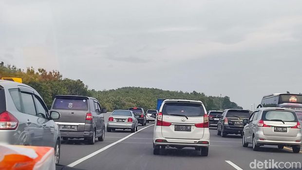 Suasana arus lalu lintas jelang GT Kalikangkung, Semarang, Sabtu (6/4/2024) sore.