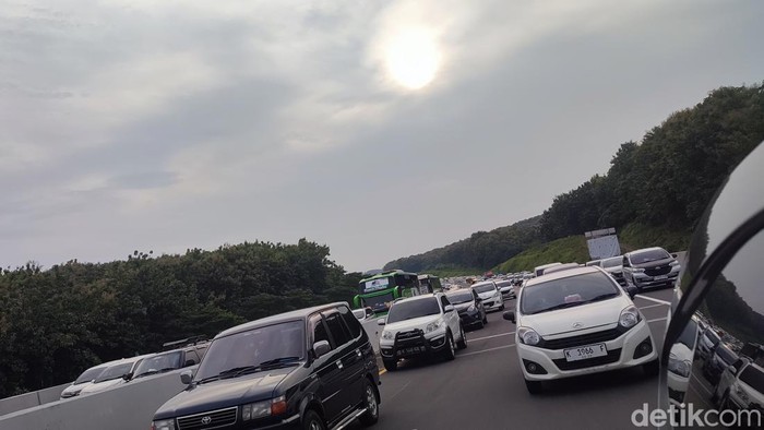 Suasana arus lalu lintas jelang GT Kalikangkung, Semarang, Sabtu (6/4/2024) sore.
