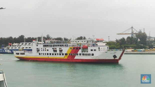 Suasana dermaga eksekutif di Pelabuhan Merak, Banten, Sabtu (6/4/2024). (CNBC Indonesia/Sefti Oktaranisa).