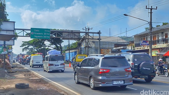 Suasana di jalur Nagreg pada Sabtu (6/4/2024).