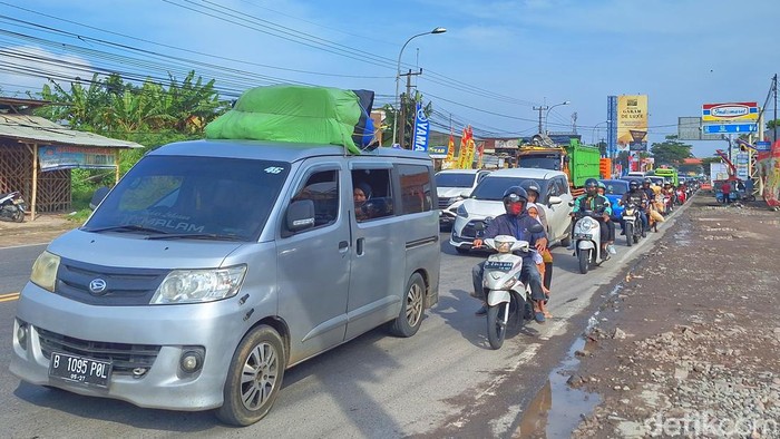 Suasana di jalur Nagreg pada Sabtu (6/4/2024).