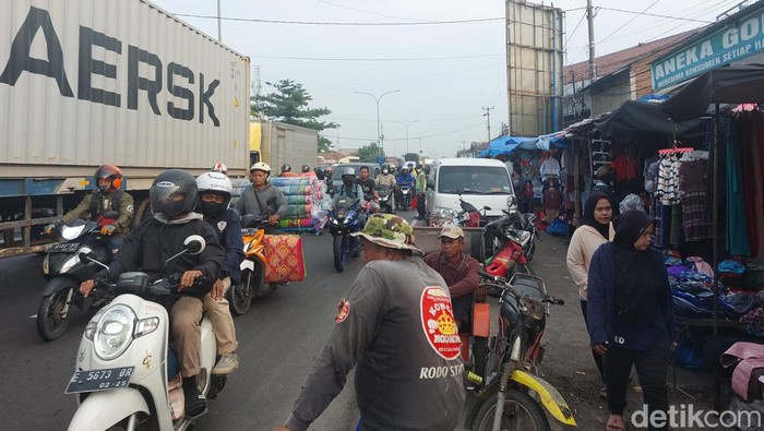 Suasana kepadatan kendaraan pemudik saat melintas di pasar Tegalgubug Cirebon