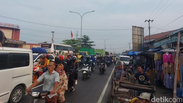 Suasana kepadatan kendaraan pemudik saat melintas di pasar Tegalgubug Cirebon